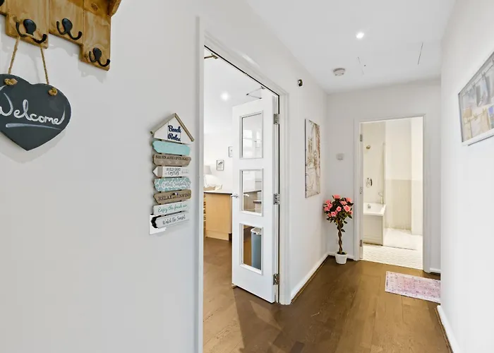Luxury 2 Bed & 2 Bath, Near Beach & City Centre