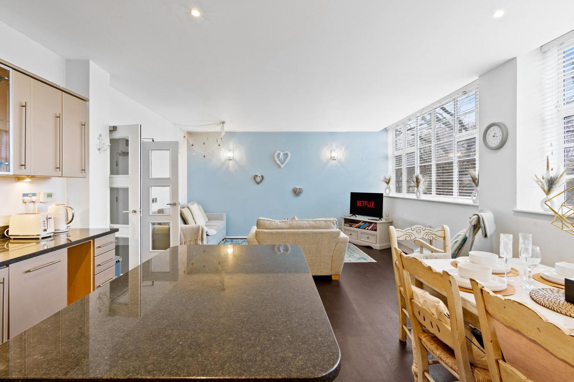 Luxury 2 Bed & 2 Bath, Near & Centre