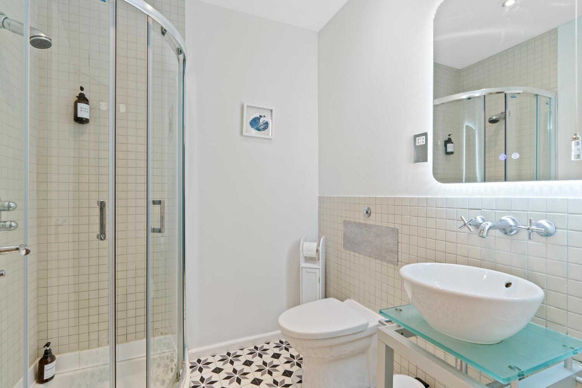 Luxury 2 Bed & 2 Bath, Near & Centre