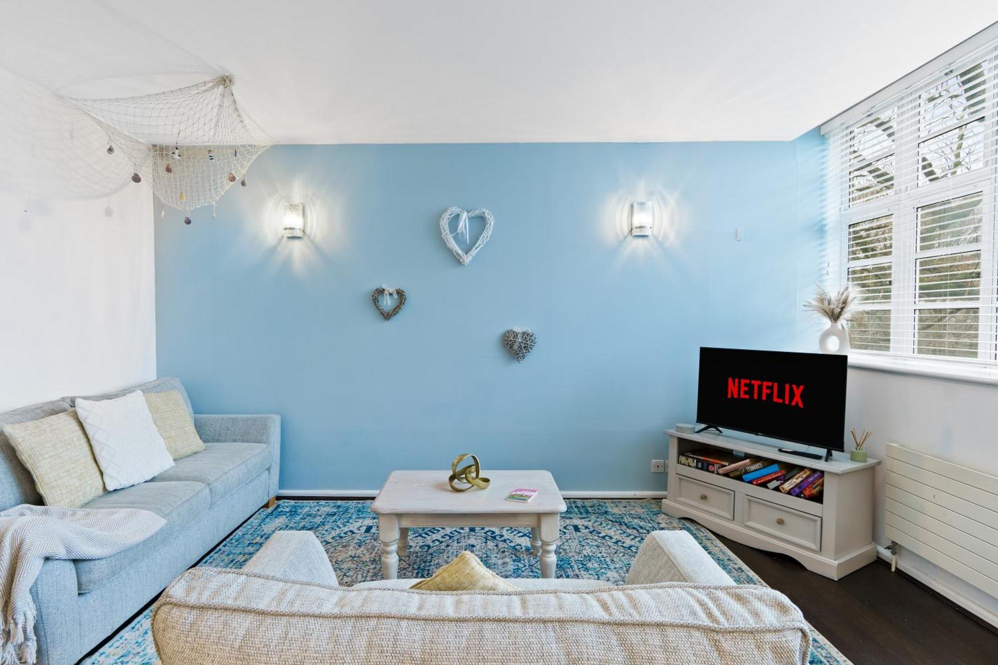 Luxury 2 Bed & 2 Bath, Near & Centre